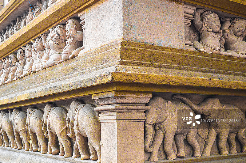 斯里兰卡凯拉尼亚皇家寺庙的石制横饰带图片素材