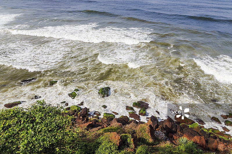 印度海岸线上覆盖绿苔的石头图片素材