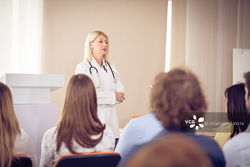 解剖学教授与教室里的学生图片素材