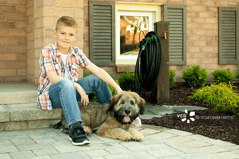 男孩和他的狗图片素材