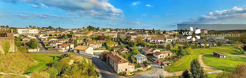 从城堡俯瞰法国布雷叙尔镇图片素材