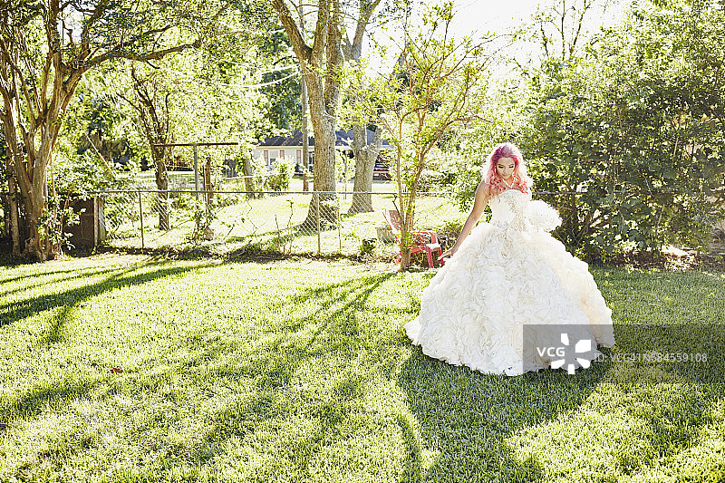 穿着西班牙传统成人礼服的年轻女子在后院图片素材