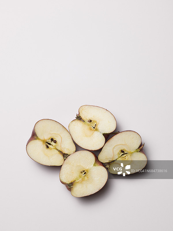 白色背景上切开的苹果高角度视图图片素材
