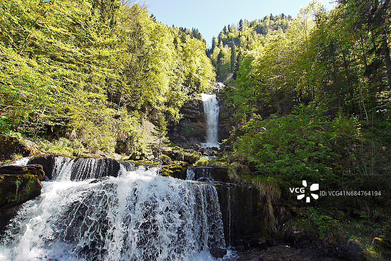 吉斯巴赫瀑布，靠近布里恩茨湖，伯尔尼阿尔卑斯山图片素材