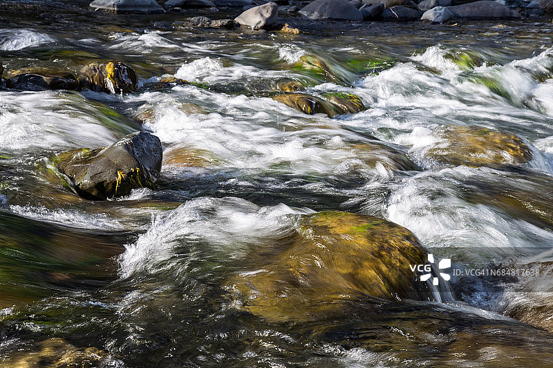 图塔埃库里河的流水和苔藓岩石（霍克斯湾）图片素材