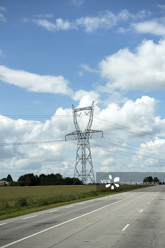 法国沙特尔附近的电塔和电力线图片素材