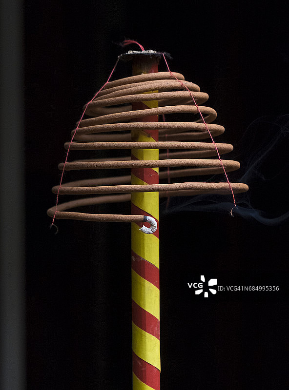 佛教寺庙祭坛上燃烧的香图片素材