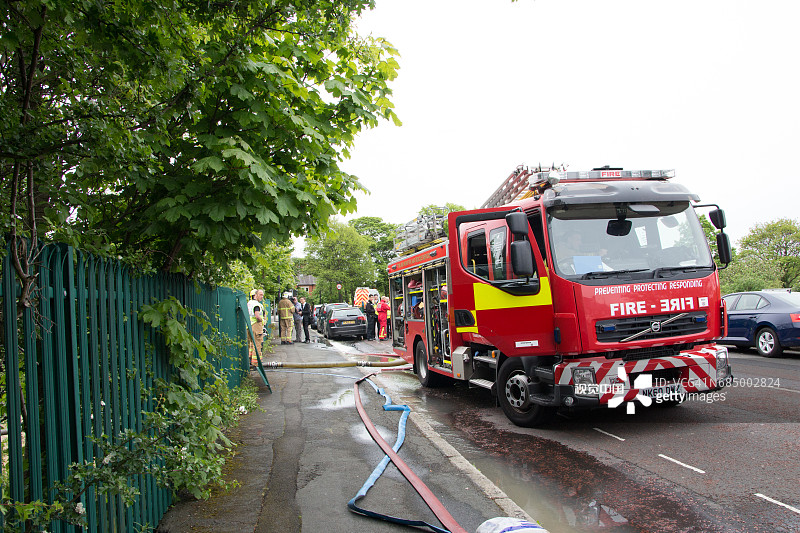 纽卡斯尔泰恩河畔爆裂的水管淹没了地铁线路图片素材