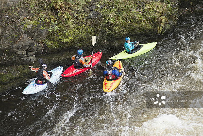 迪伊河上的皮划艇高角度视图，兰戈伦，北威尔士图片素材