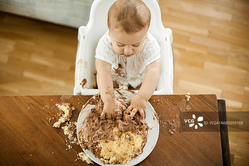 庆祝生日的一岁男孩图片素材