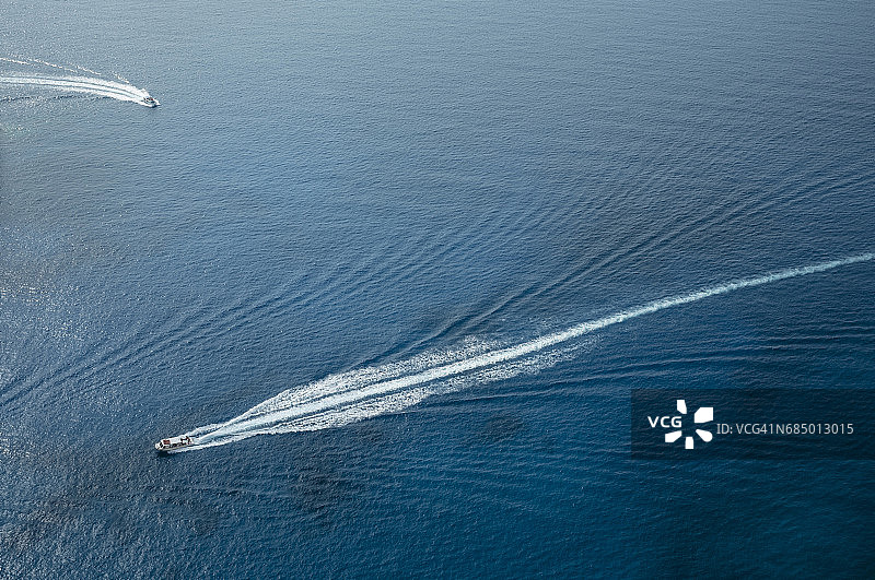 希腊扎金索斯海域留下航迹的船只航拍图片素材