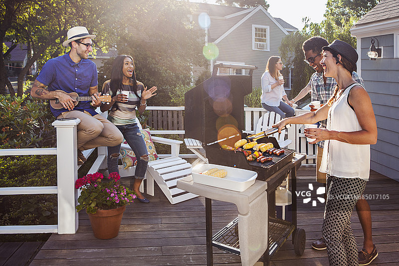 朋友们在露台上烧烤图片素材