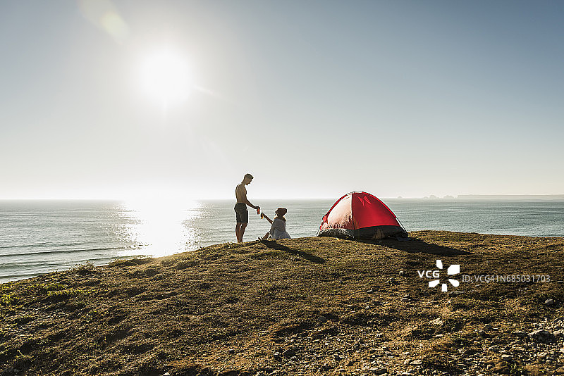 年轻情侣在海边露营图片素材