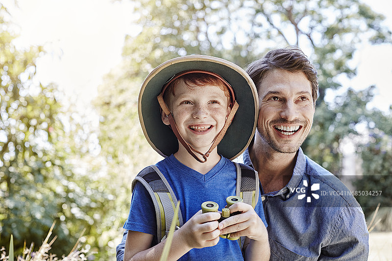 父子参加探险活动图片素材