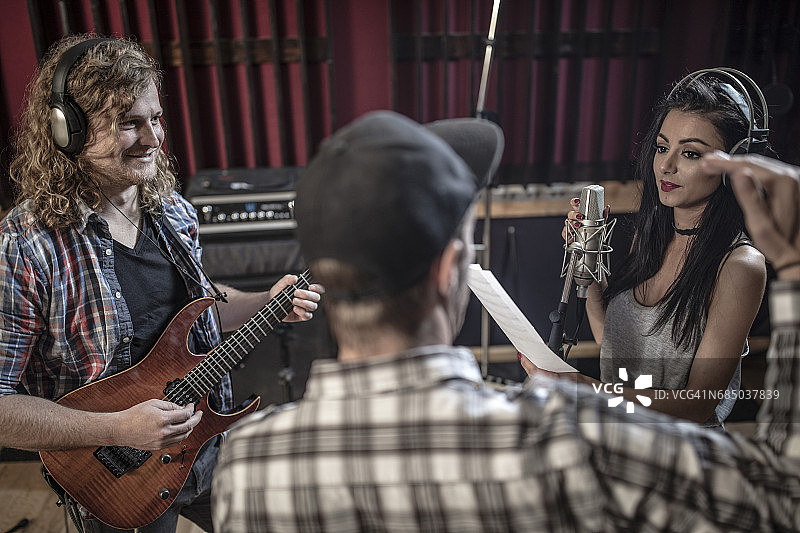 在录音室进行乐队彩排图片素材