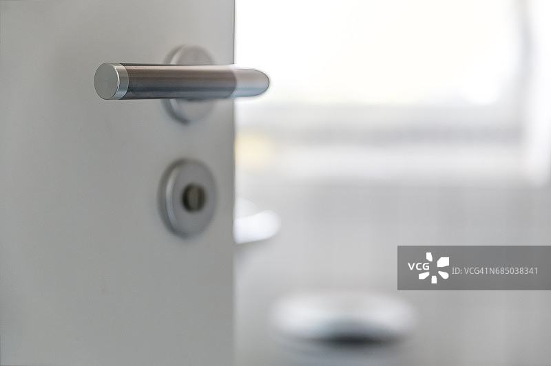 打开的浴室门的门把手图片素材