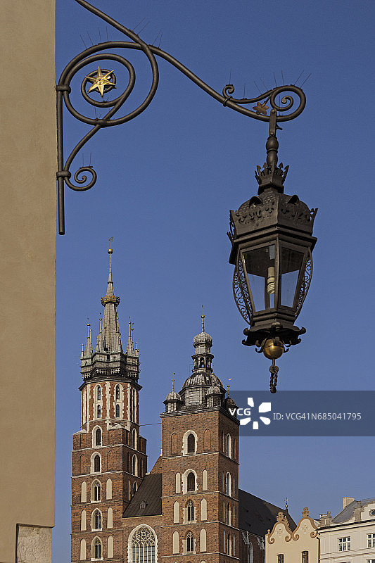 波兰克拉科夫圣玛丽教堂景观与历史悠久的灯笼图片素材