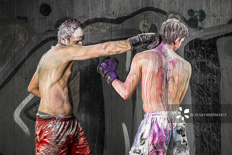 两位身上涂满颜料的拳击手正在搏斗图片素材