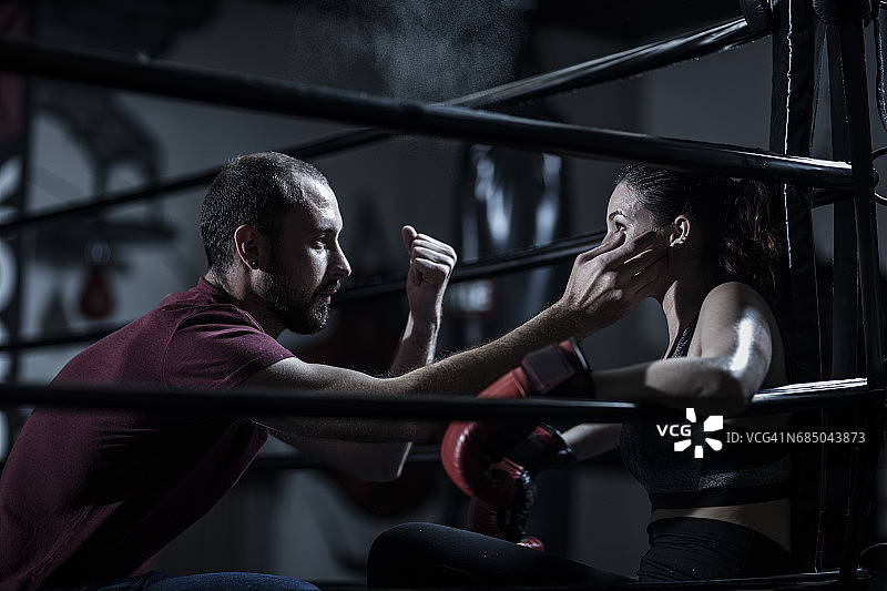 拳击教练与女拳击手图片素材