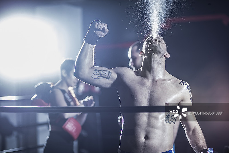 拳击手在拳击台上获胜后庆祝图片素材