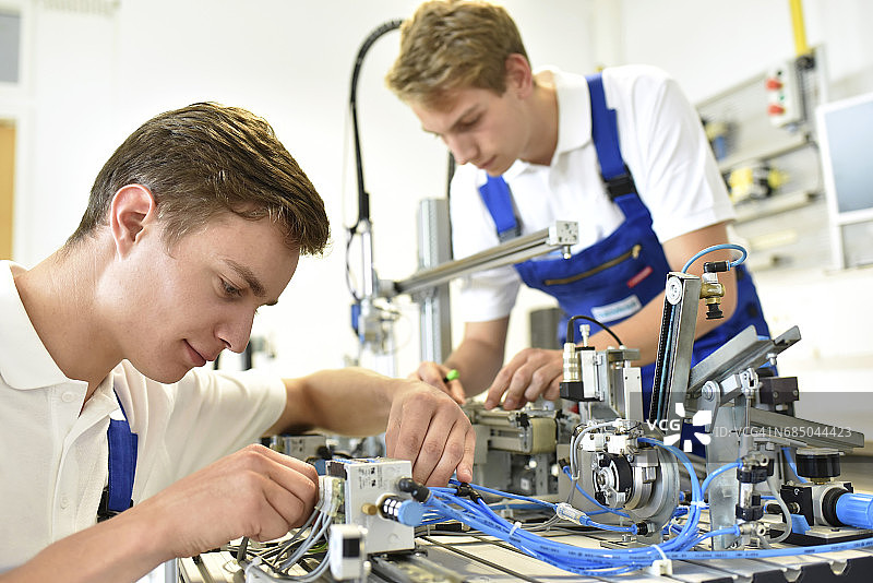 两个学生使用气动元件图片素材