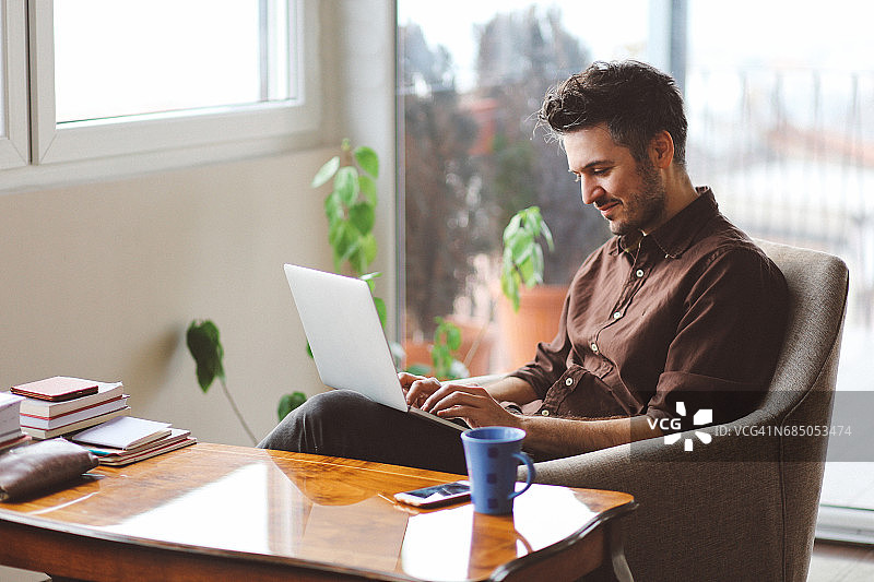 年轻人在家工作图片素材