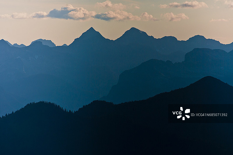 加拿大不列颠哥伦比亚省塞尔kirk山脉日落景色图片素材