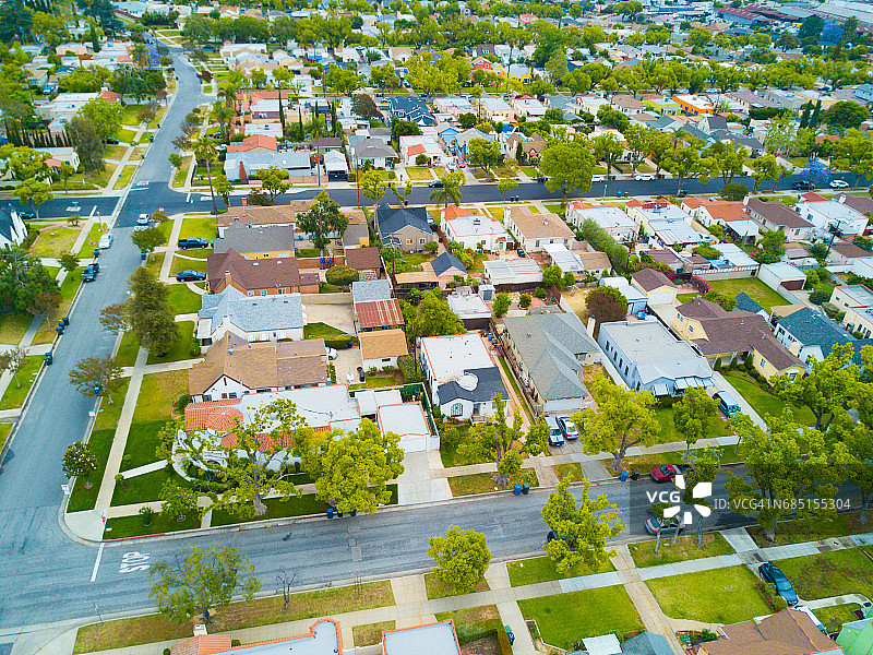 绿草和树木房屋航拍图片素材