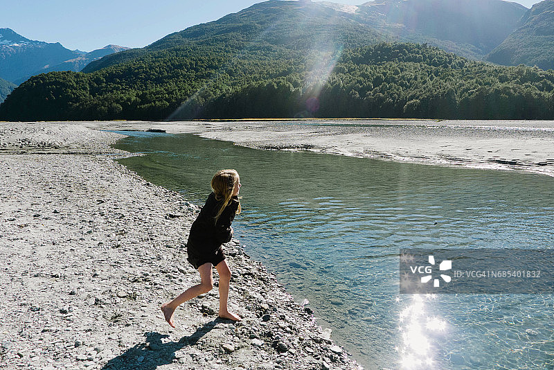 女孩向河里扔石头图片素材