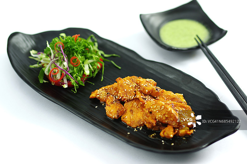 烤鳄鱼肉配黄油辣椒酱和沙拉图片素材