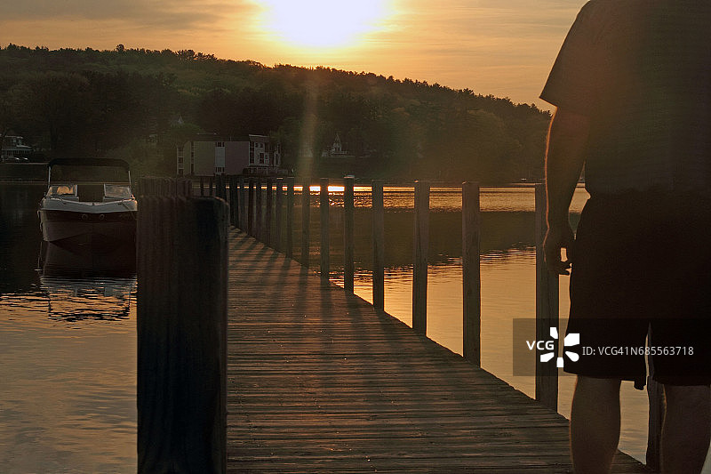 男人划船图片素材