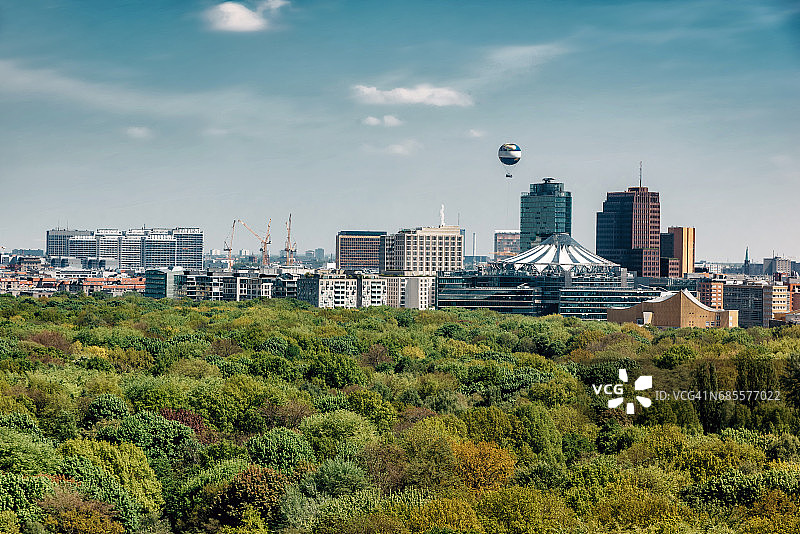 柏林蒂尔加滕公园和波茨坦广场天际线图片素材