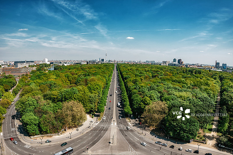 蓝色天空下柏林蒂尔加滕公园全景图片素材