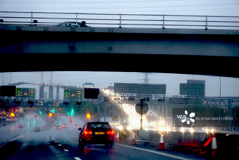 雨中的QE2大桥图片素材