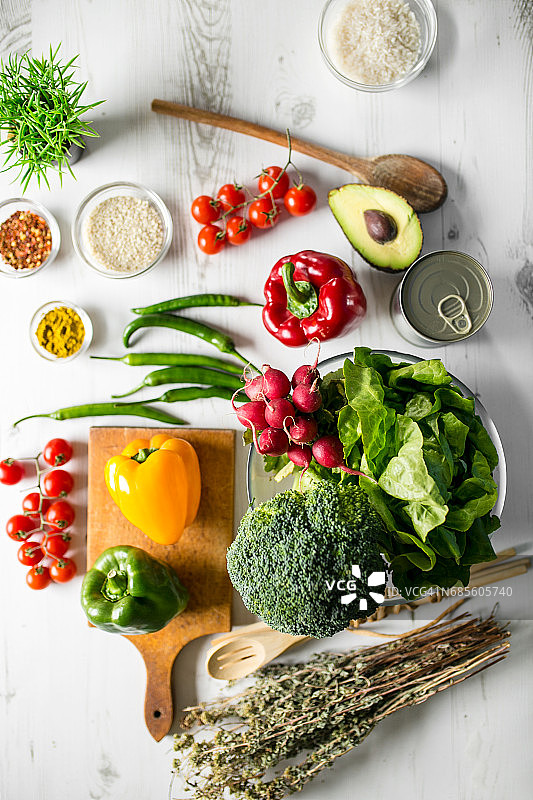 餐桌上的新鲜健康蔬菜图片素材