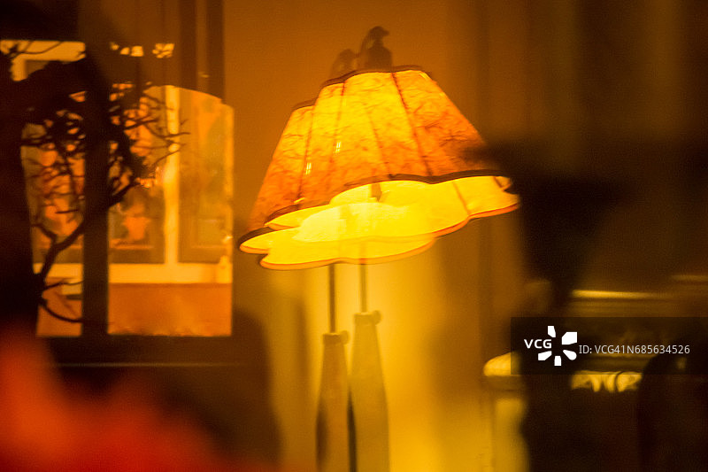 窗户中灯的倒影图片素材