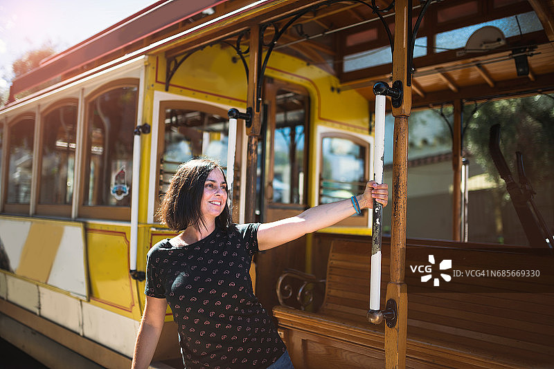 乘客乘坐旧金山有轨缆车图片素材
