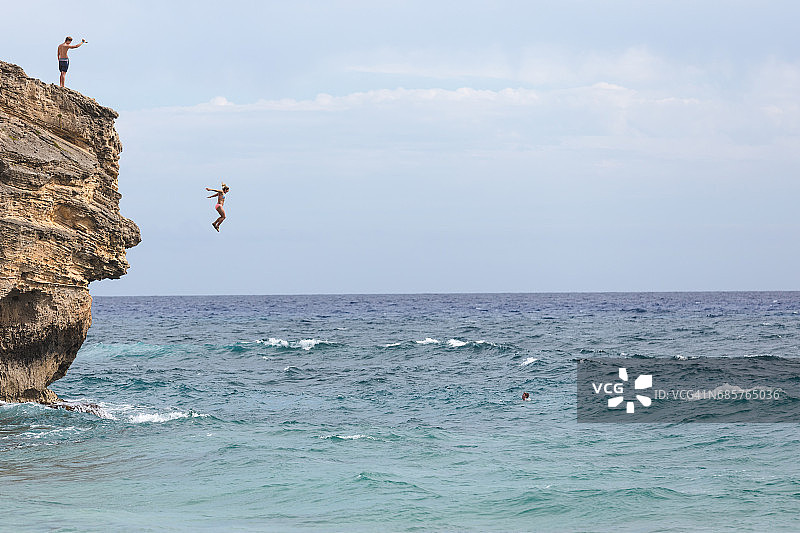 夏威夷悬崖跳水图片素材
