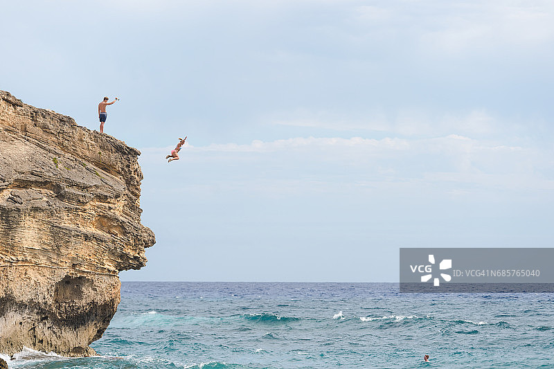 夏威夷悬崖跳水图片素材