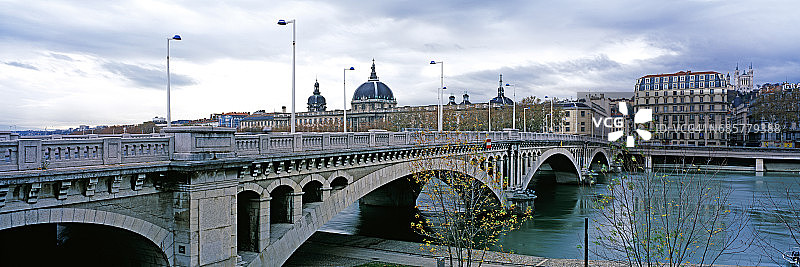 威尔逊桥横跨罗纳河图片素材