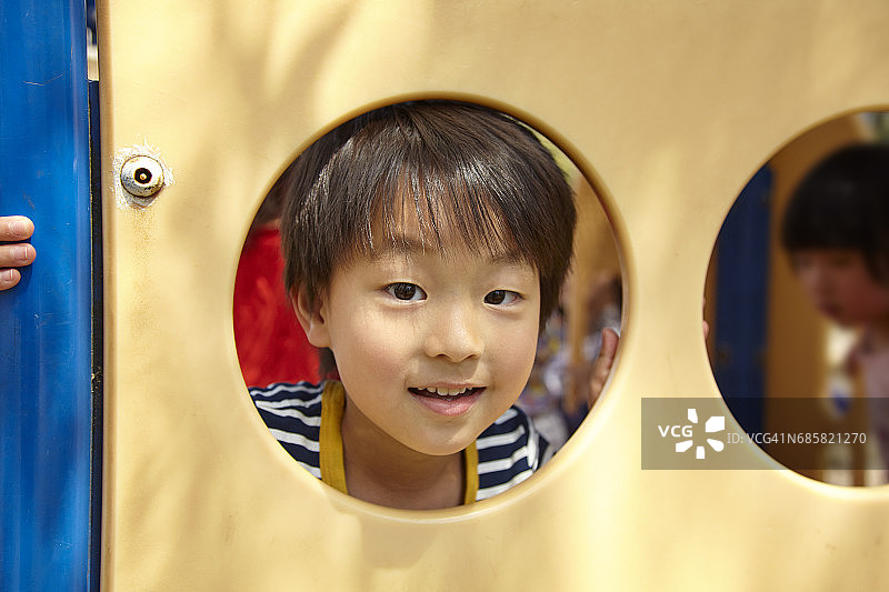 在公园里玩耍的儿童图片素材