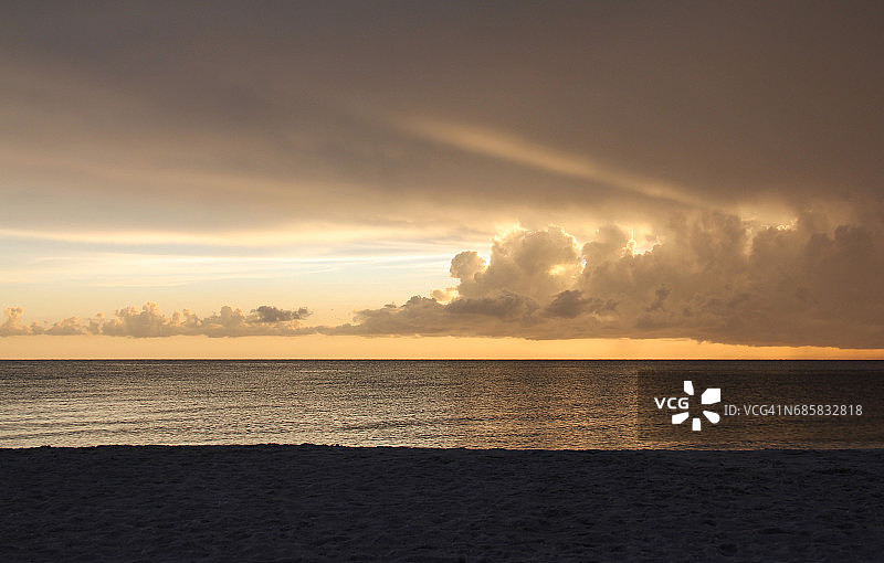 多云天空下的田园地平线海景图片素材