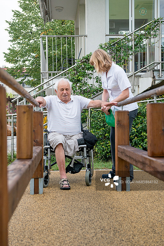 在把杆上锻炼的截肢老年男人图片素材