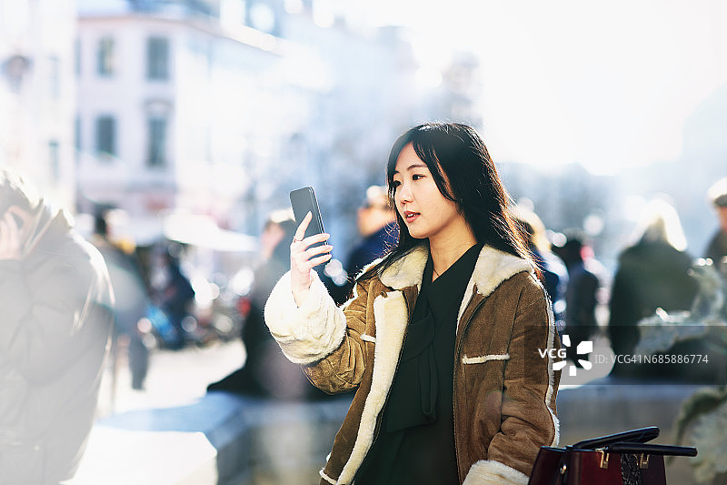 在哥本哈根新港自拍的快乐日本女游客图片素材