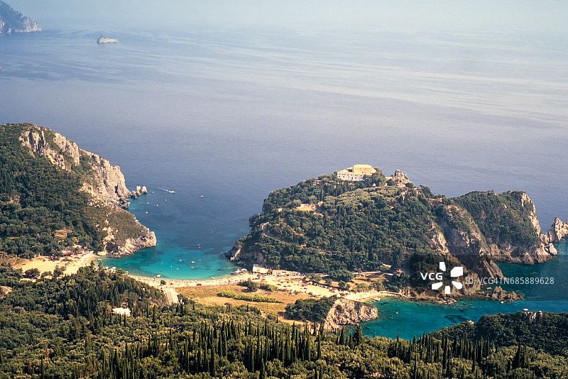 从希腊科孚岛帕莱奥卡斯特里察山腰俯瞰图片素材