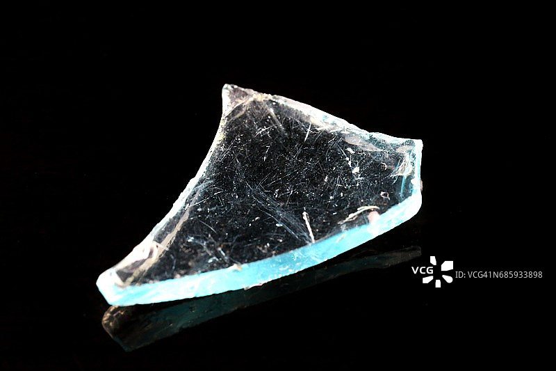 黑色背景上的透明碎玻璃图片素材