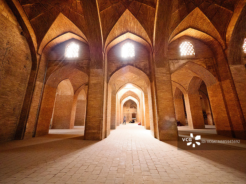 伊朗伊斯法罕贾梅清真寺的柱子和拱顶，2017年4月26日图片素材