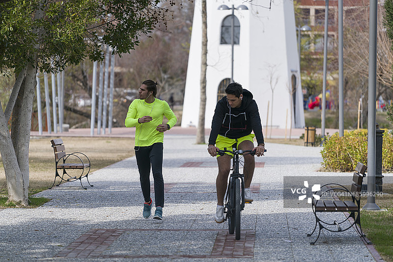 在公园里散步的两个年轻帅气的男人图片素材