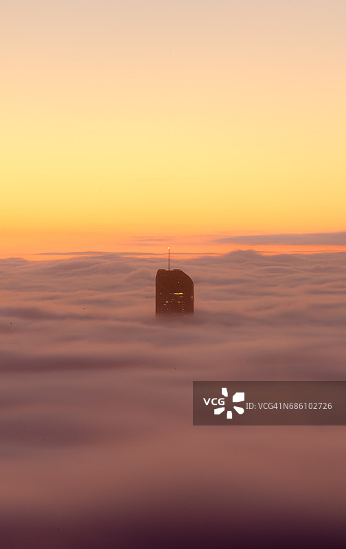 布里斯班市雾蒙蒙的黎明中的独立建筑图片素材