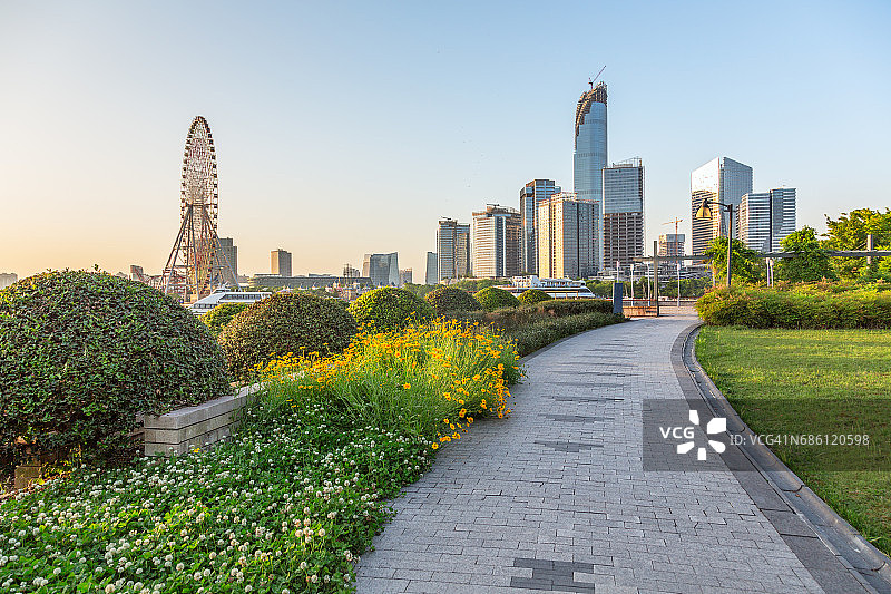 城市公园内的人行道，背景是商业区图片素材